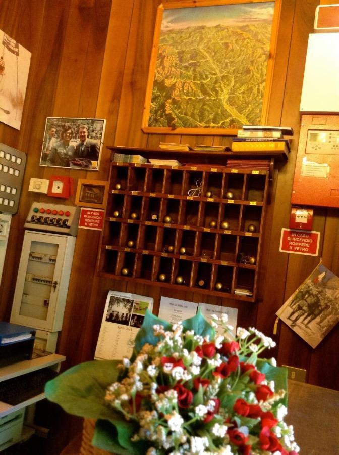 Albergo Ristorante Da Carlino Castelnuovo di Garfagnana Exterior foto