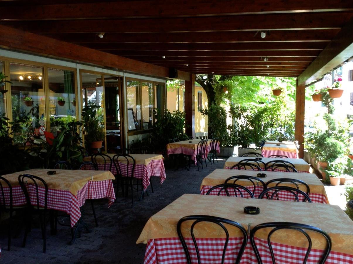 Albergo Ristorante Da Carlino Castelnuovo di Garfagnana Exterior foto
